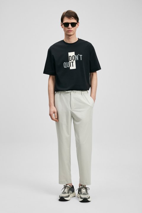 Carl Modernes Grafik-T-Shirt Schwarz - LUFIAN