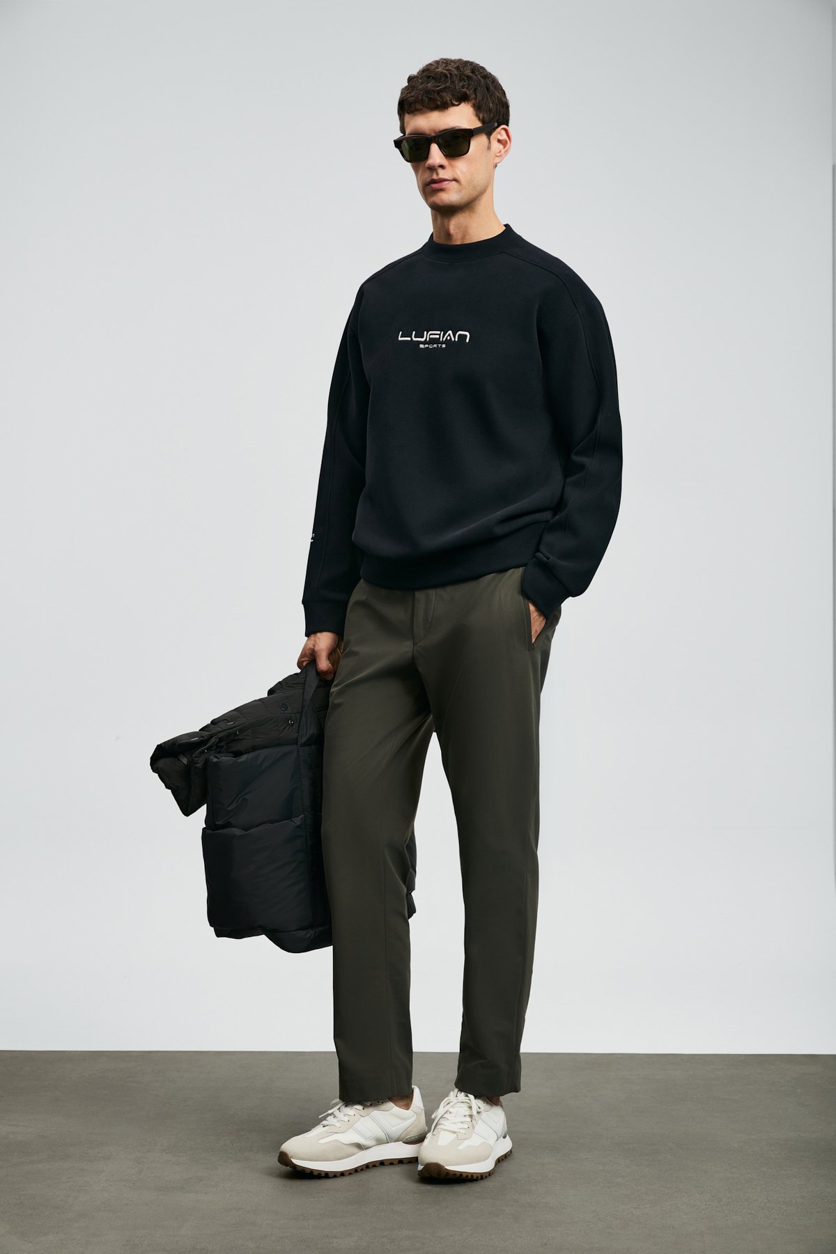 Dark Schwarzer Sweatshirt - LUFIAN (1)