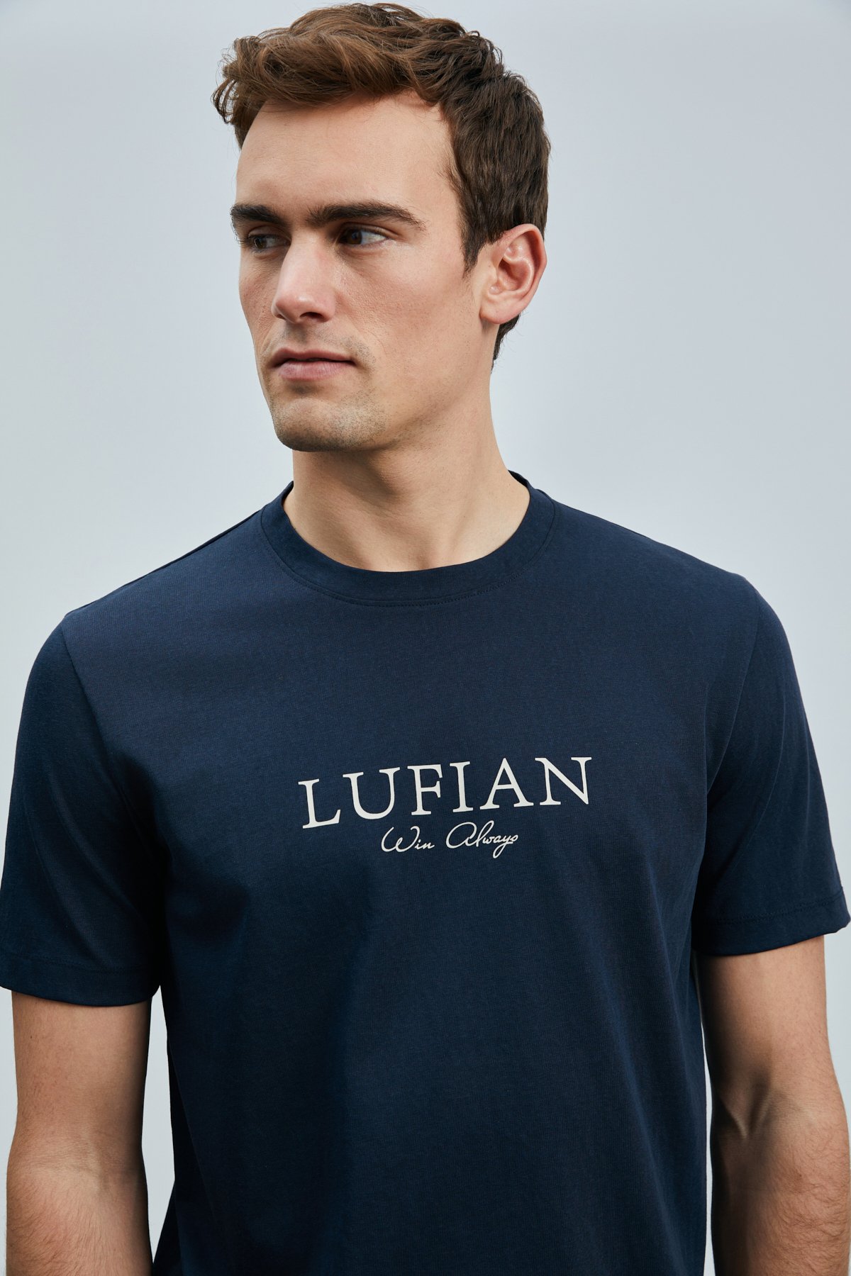 Love Modernes Grafik-T-Shirt in Marineblau - LUFIAN
