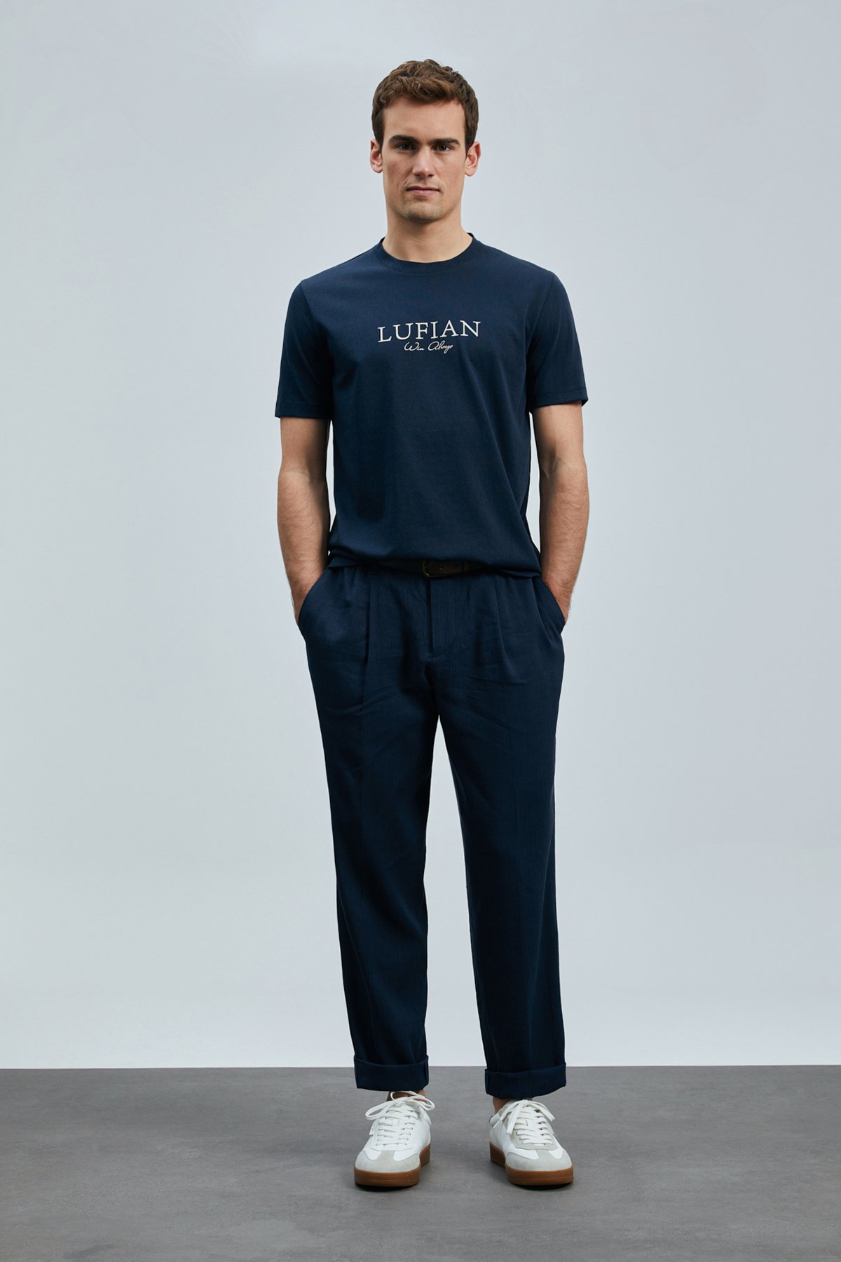 Love Modernes Grafik-T-Shirt in Marineblau - LUFIAN
