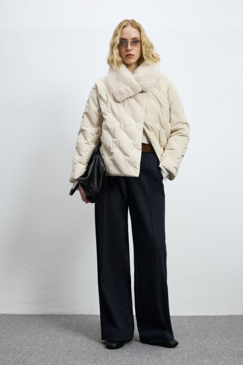 Monıca Damen-Daunensteppjacke mit abnehmbarem Pelz in Ecru - LUFIAN