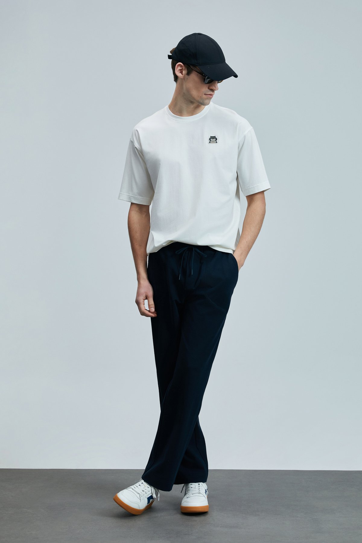 Nımbus Modernes Grafik-T-Shirt in Off-White - LUFIAN