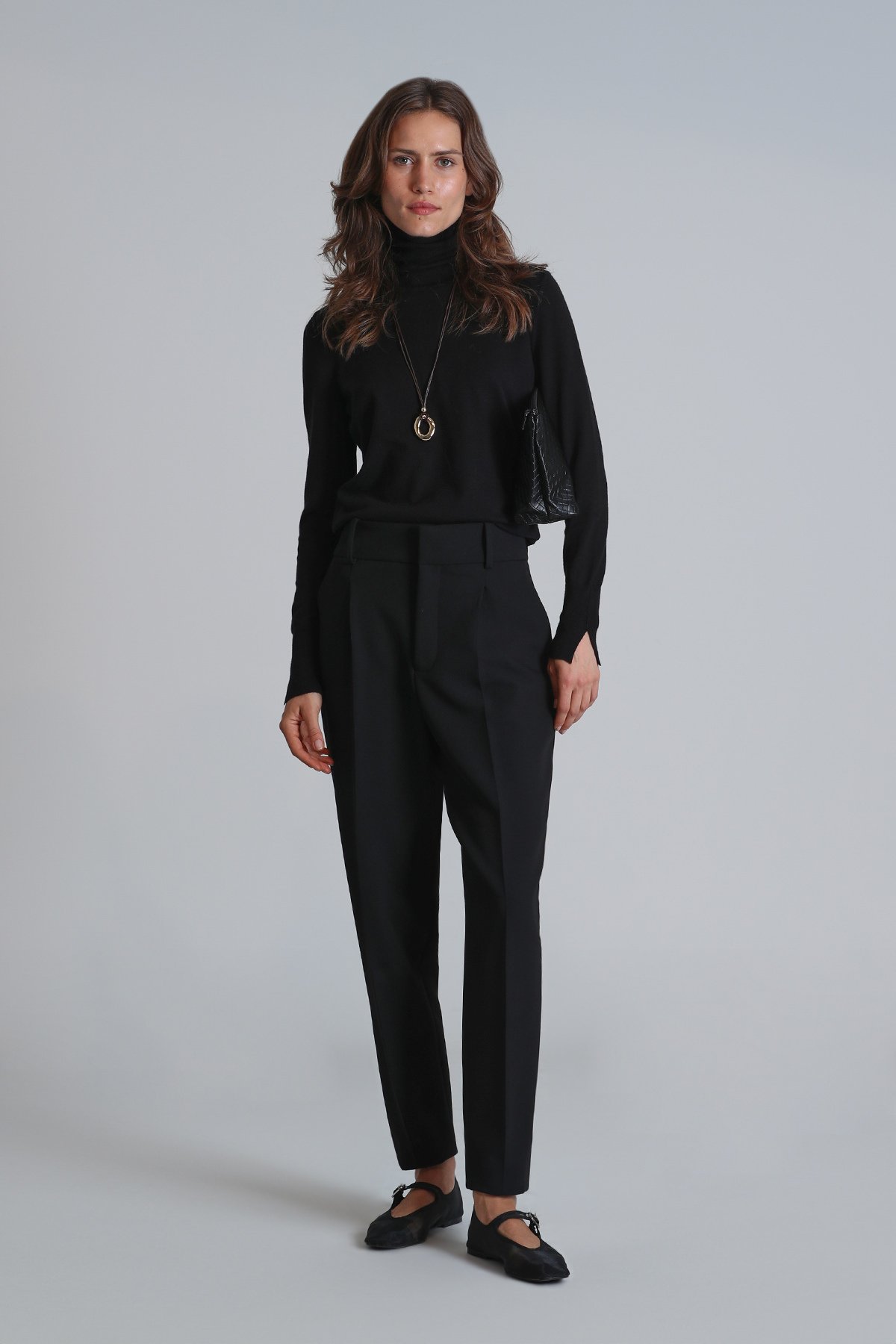 Burnaby Women's Sweater Black - LUFIAN